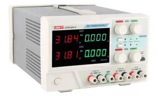 UNI-T UTP3303-II Fuente de poder conmutada de 3 canales